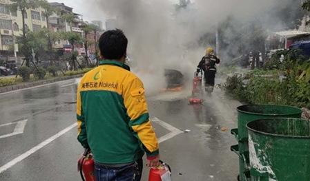  【烈火無情人有情】美福石油加油站協(xié)助南安消防中隊撲滅自燃車輛